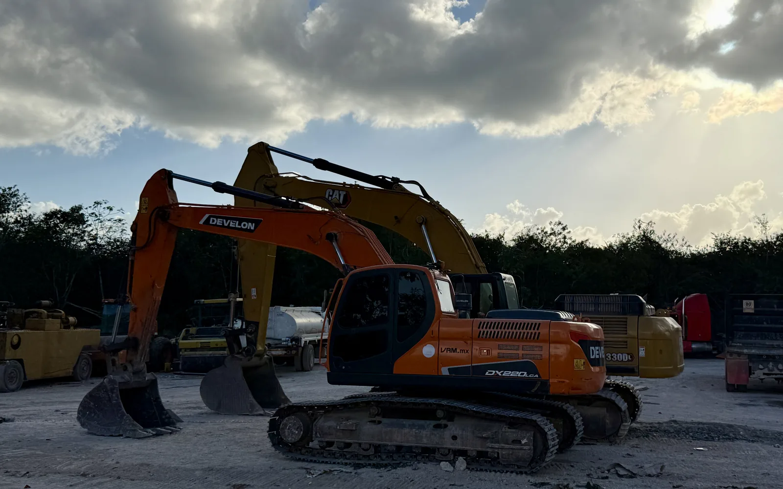 Excavadora DEVELON DX220 y CAT 330DL en el patio de maquinaria de Braymar