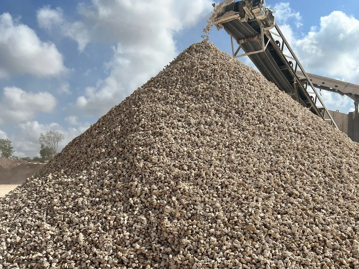 Montaña de material pétreo triturado en el banco de Braymar