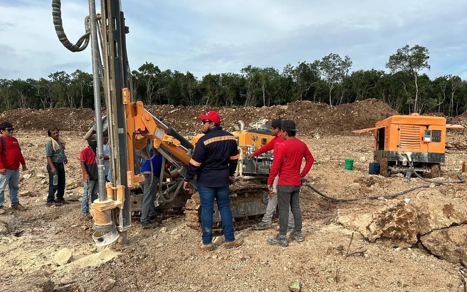 Equipo de perforación de Braymar trabajando un pozo con la cuadrilla en sitio